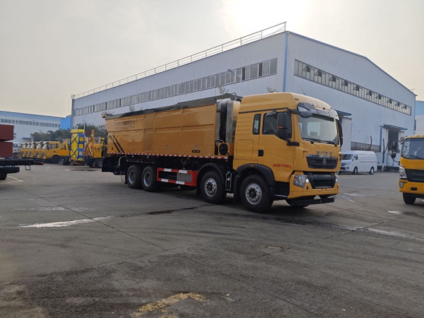 SINOTRUK Duty Haowo 18 cubic meters synchronized gravel sealing truck