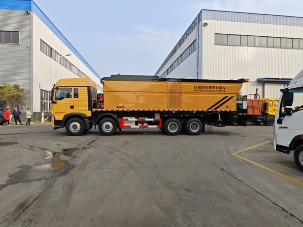 SINOTRUK Duty Haowo 18 cubic meters synchronized gravel sealing truck