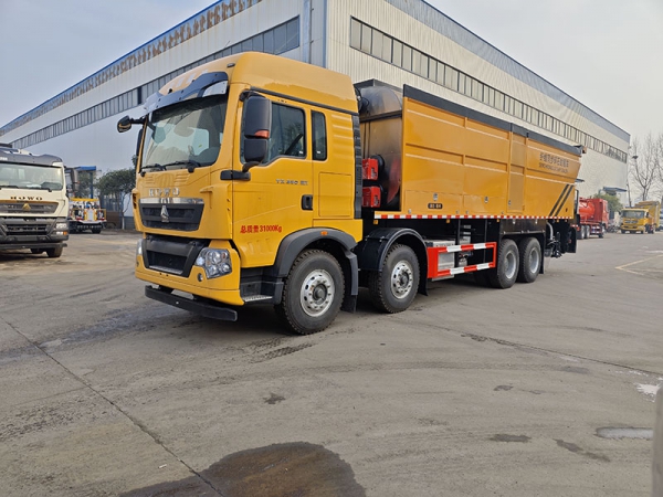 SINOTRUK Duty Haowo 18 cubic meters synchronized gravel sealing truck
