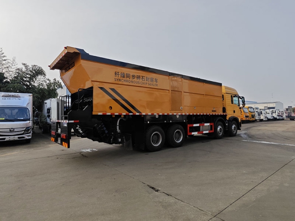 SINOTRUK Duty Haowo 18 cubic meters synchronized gravel sealing truck