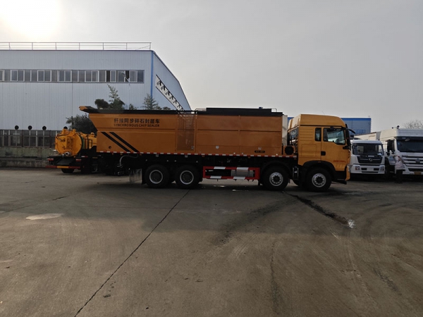 SINOTRUK Duty Haowo 18 cubic meters synchronized gravel sealing truck