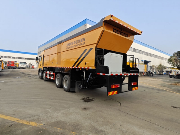 SINOTRUK Duty Haowo 18 cubic meters synchronized gravel sealing truck