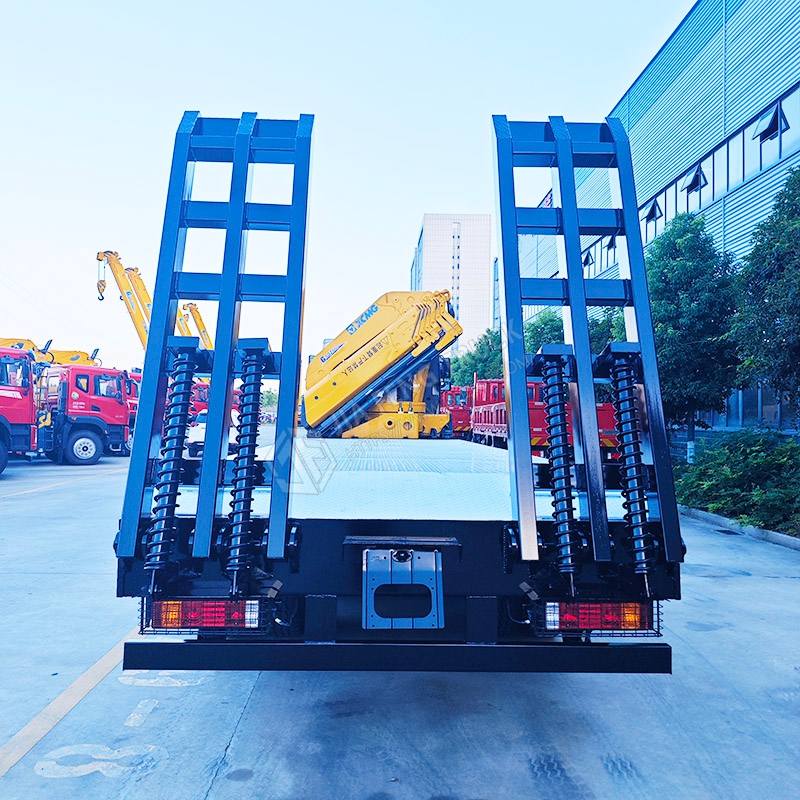 8x4 Shacman Automobile Group XCMG 33-ton Robotic arm truck-mounted crane