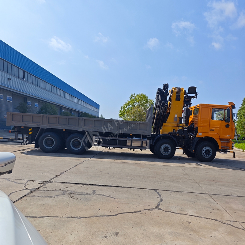 Shacman Automobile 8x4 XCMG 43-ton Robotic arm crane