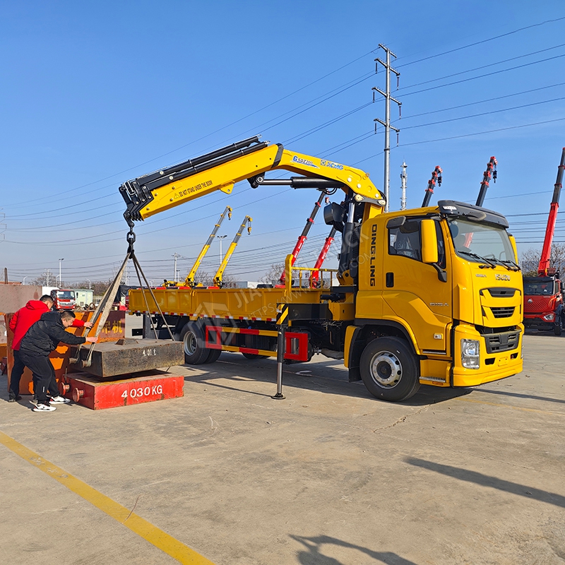 Isuzu Juba 4x2 Truck-Mounted Crane with XCMG 10-Ton Arm