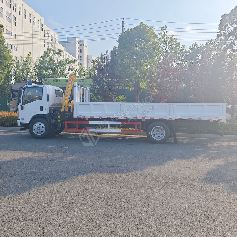 Isuzu 700P   4.2-ton truck-mounted crane with mechanical arm