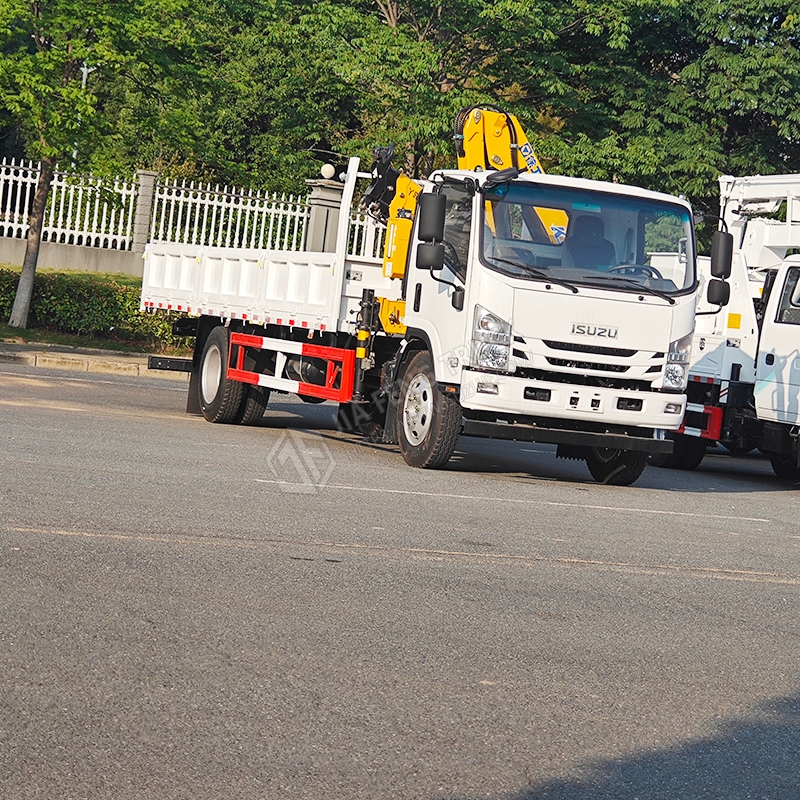 Isuzu 700P   4.2-ton truck-mounted crane with mechanical arm