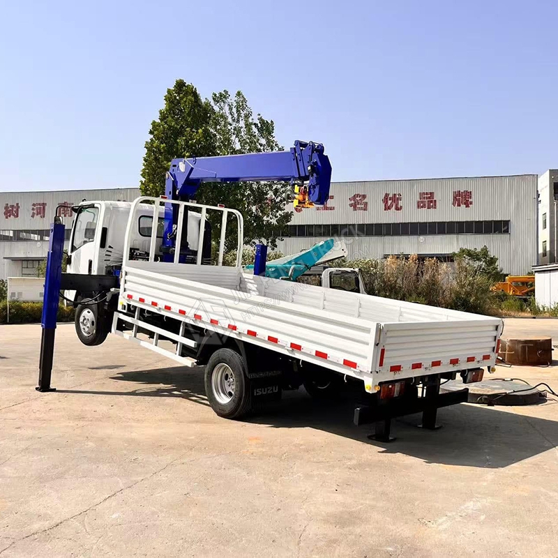 Isuzu KV100 with 3.2-ton 4-section boom crane