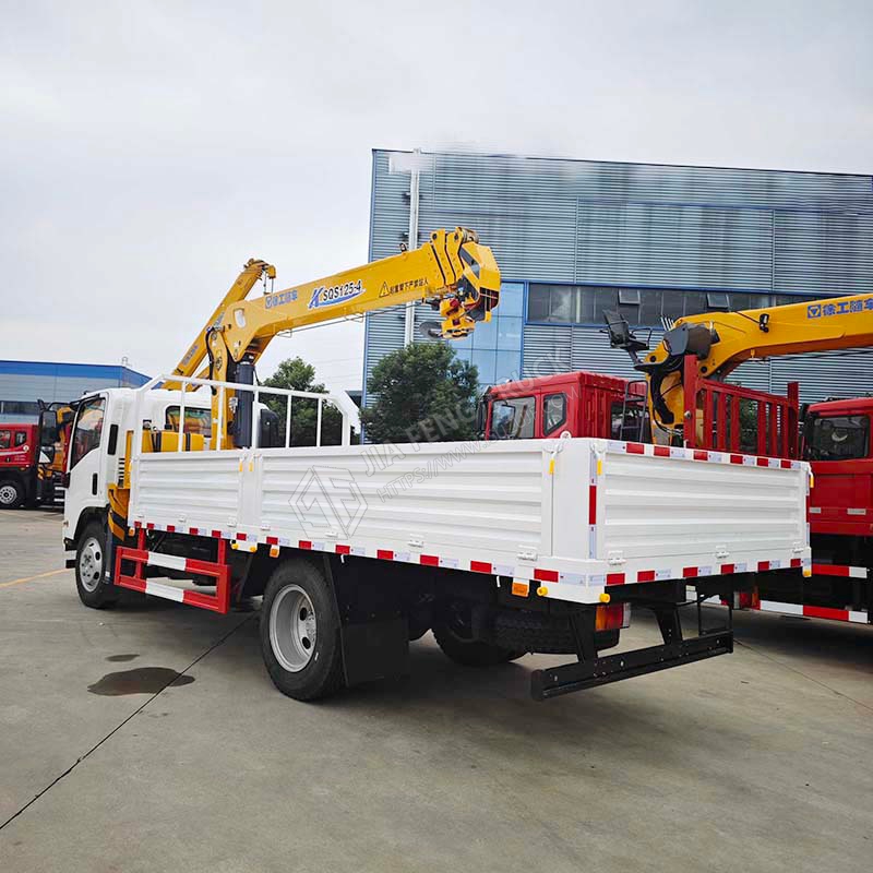 Isuzu 700P XCMG 5-ton 4-section boom