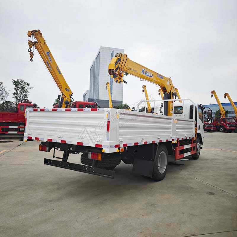 Isuzu 700P XCMG 5-ton 4-section boom