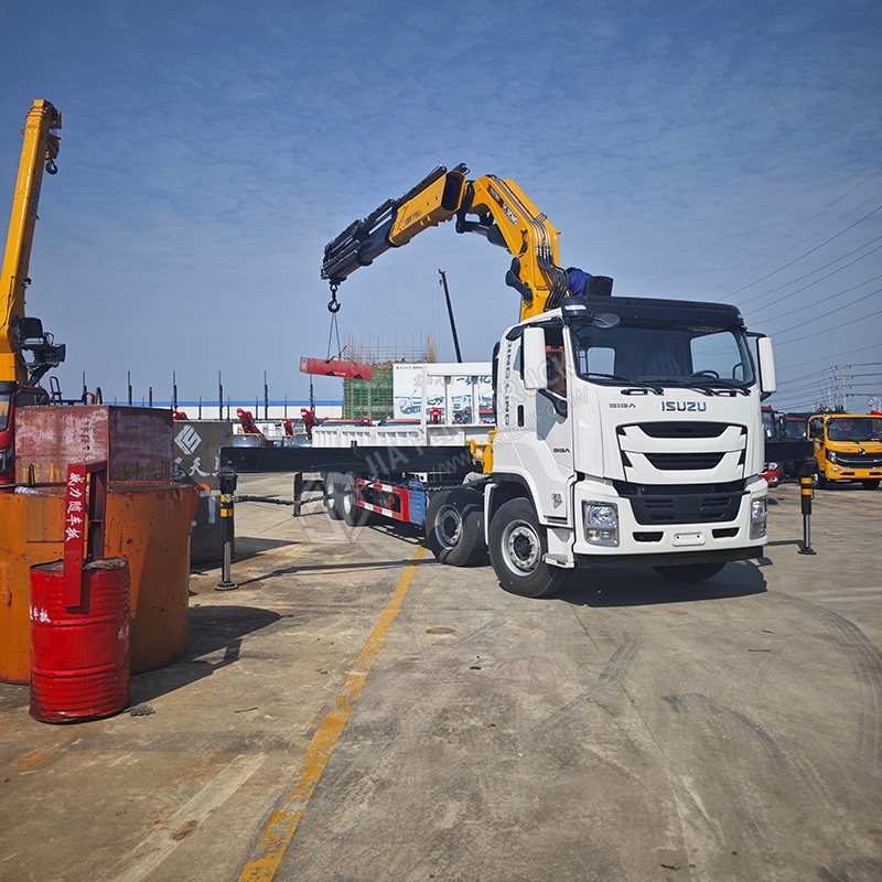 Isuzu 8x4 XCMG 28-ton Mechanical Arm Truck-Mounted Crane