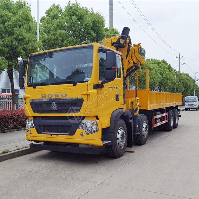 8x4 Sinotruk Howo 10-ton mechanical arm crane