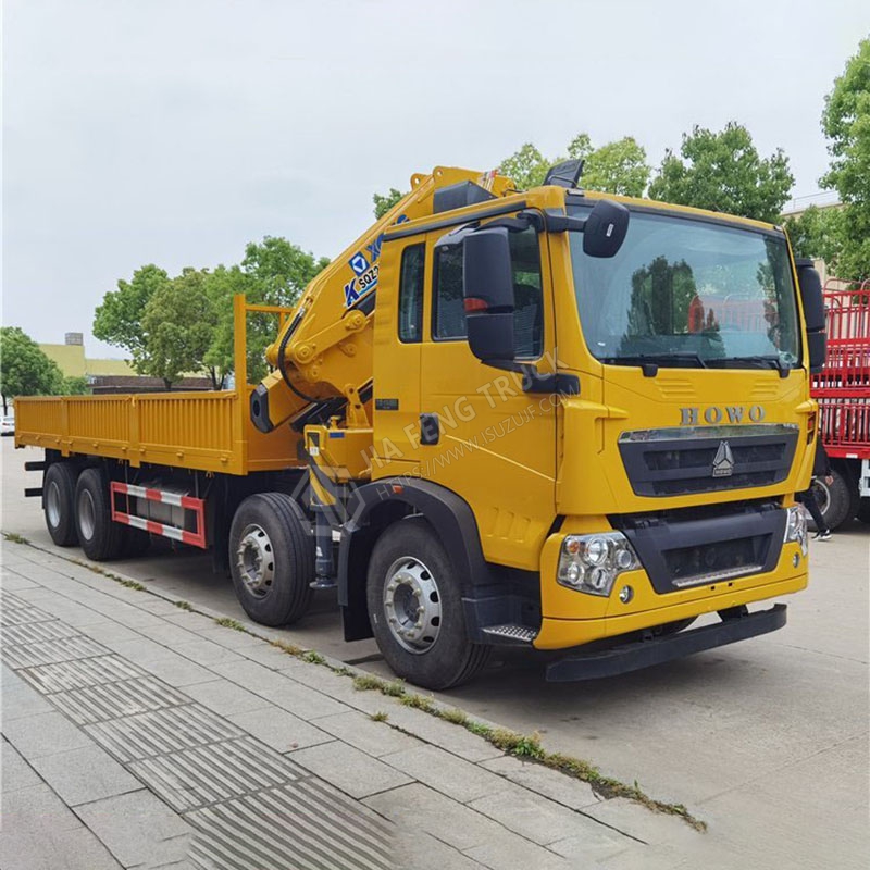 8x4 Sinotruk Howo 10-ton mechanical arm crane