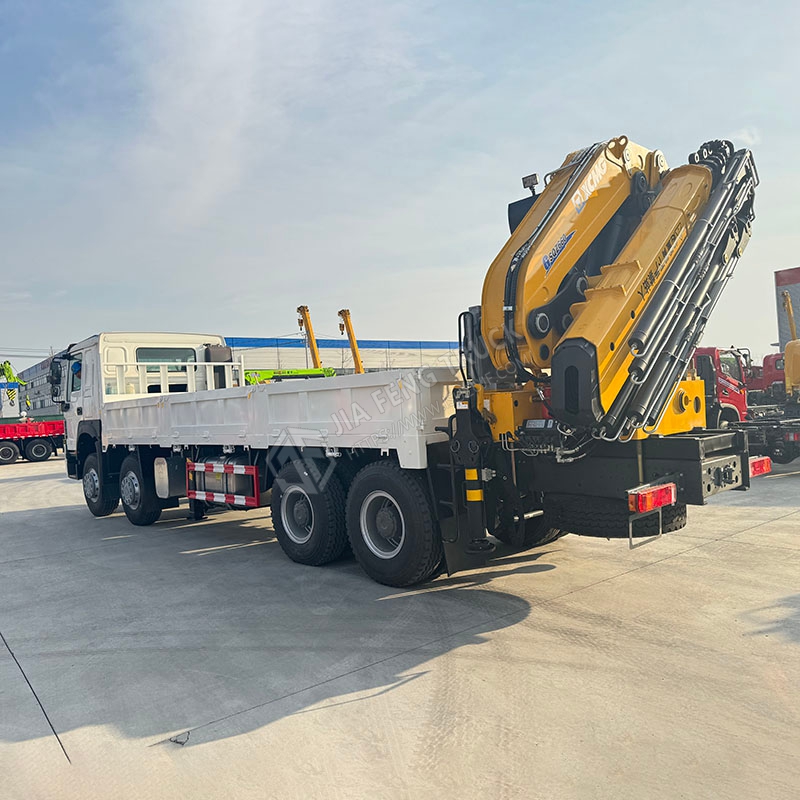 Sinotruk HOWO 8x4 XCMG 33-ton Mechanical Arm Tail-mounted Crane