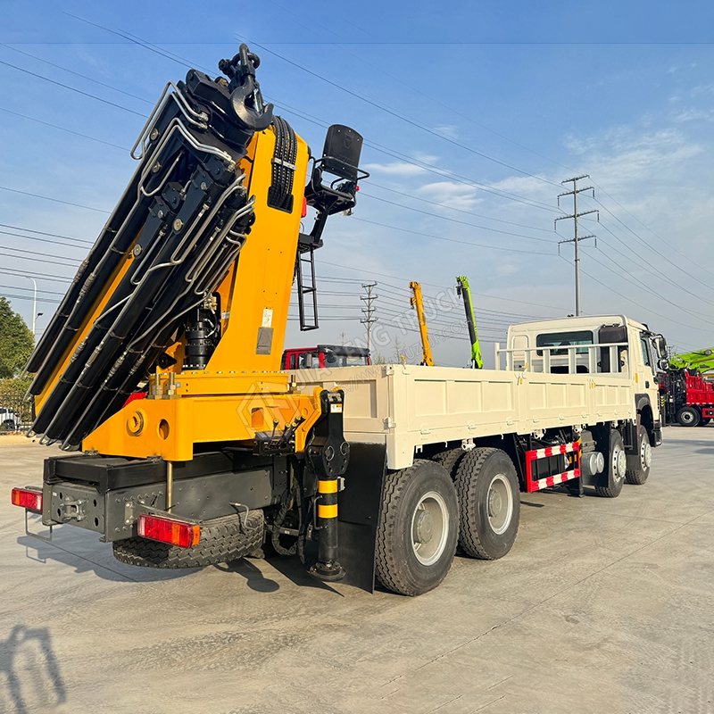 Sinotruk HOWO 8x4 XCMG 33-ton Mechanical Arm Tail-mounted Crane