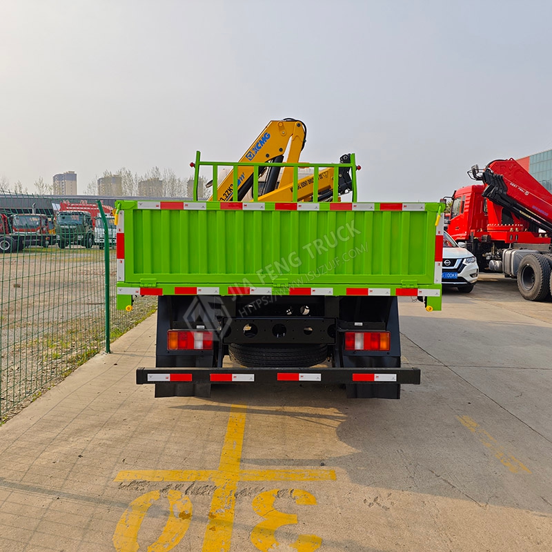 Sinotruk HOWO 4x2 XCMG 3.2-ton Arm Truck-Mounted Crane