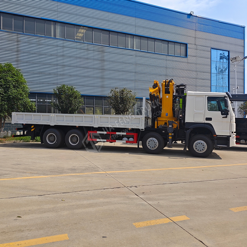 HOWO 8x4 with XCMG 28-ton mechanical arm crane