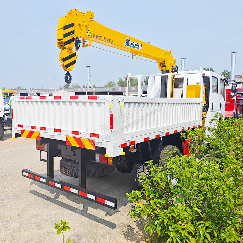 Sinotruk HOWO Double Cab XCMG 3.4-Ton 3-Section Boom