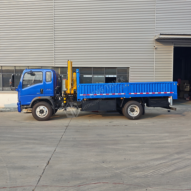 Sinotruk HOWO 4x2 XCMG 3.2-ton Mechanical Arm Crane