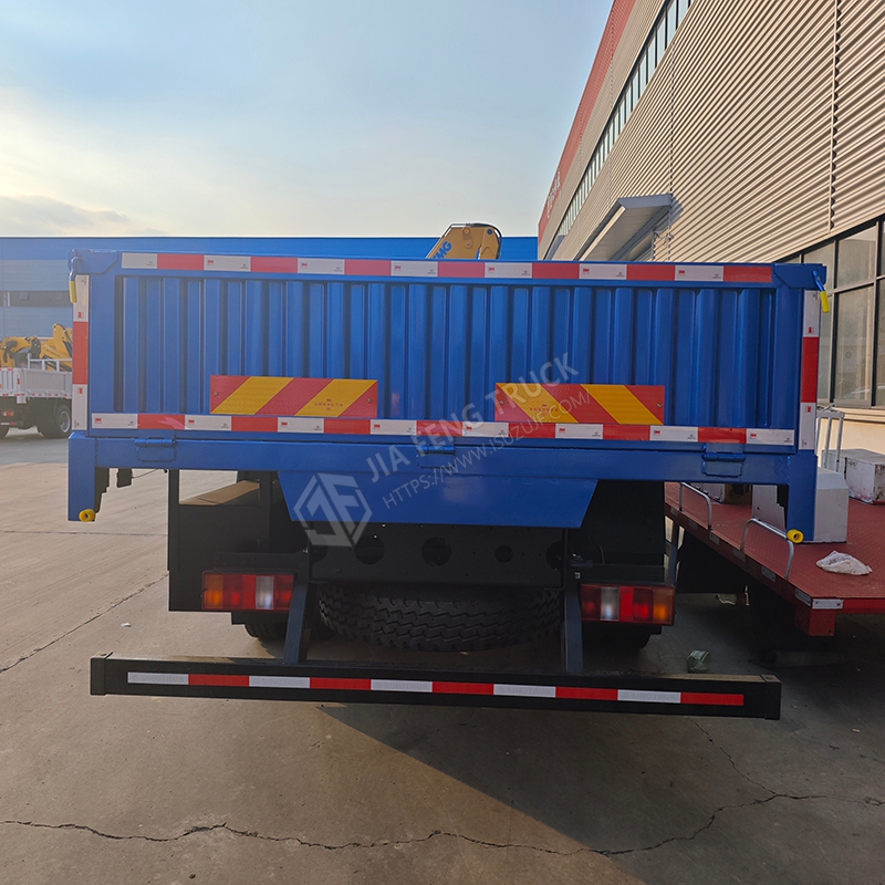 Sinotruk HOWO 4x2 XCMG 3.2-ton Mechanical Arm Crane