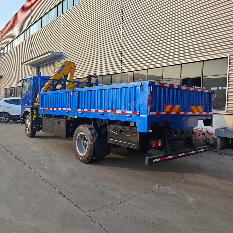 Sinotruk HOWO 4x2 XCMG 3.2-ton Mechanical Arm Crane