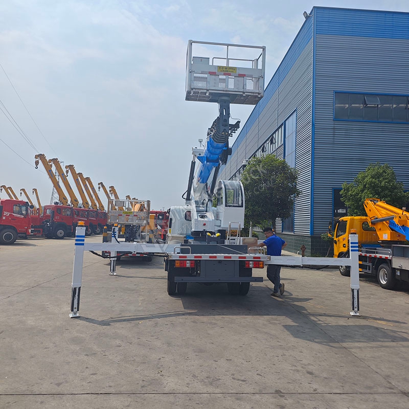 Isuzu 30-Meter Aerial Work truck