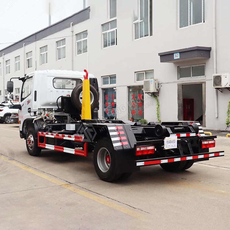 Dongfeng DoriKa Hook Arm Garbage Truck
