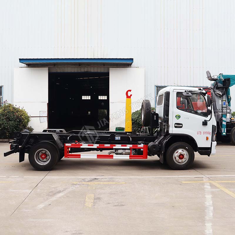 Dongfeng DoriKa Hook Arm Garbage Truck
