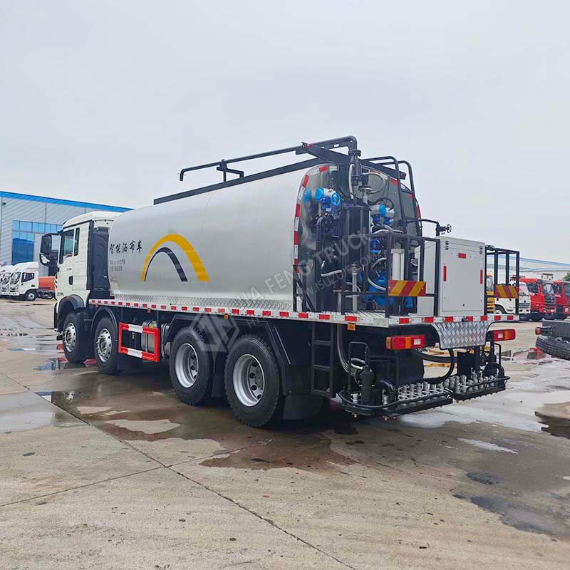 Sinotruk HOWO 8×4 Asphalt Paver Truck