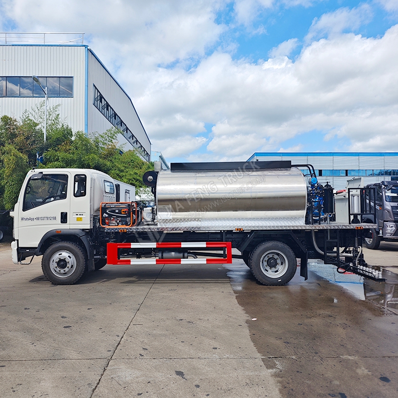 Sinotruk HOWO 6-cubic-meter road paving machinery