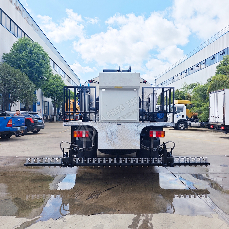 Sinotruk HOWO 6-cubic-meter road paving machinery