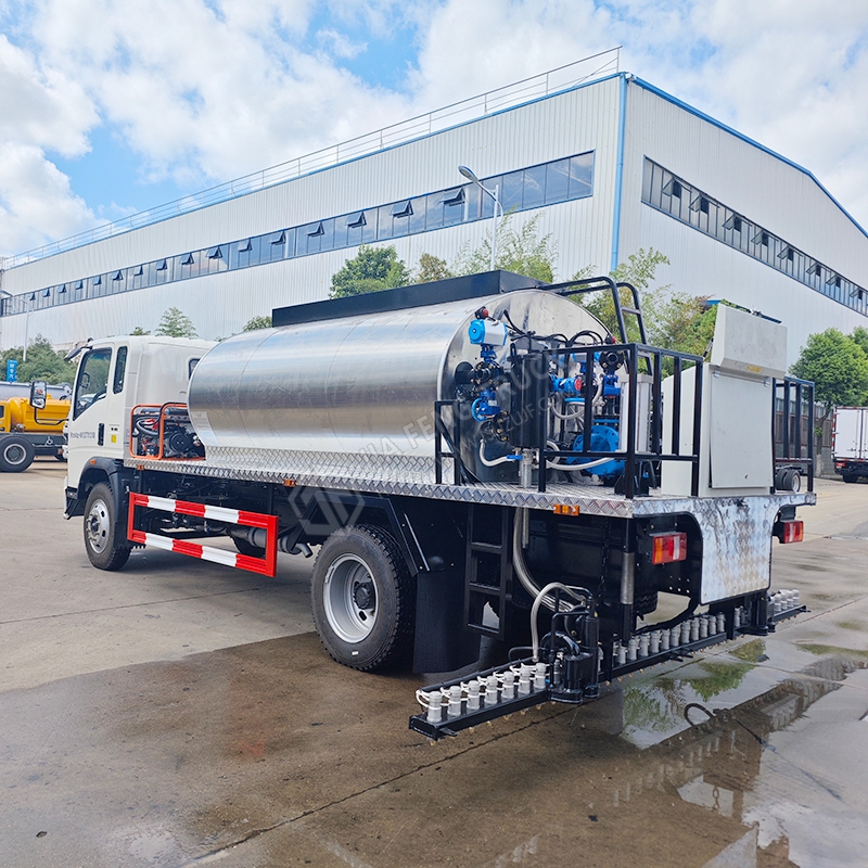 Sinotruk HOWO 6-cubic-meter road paving machinery