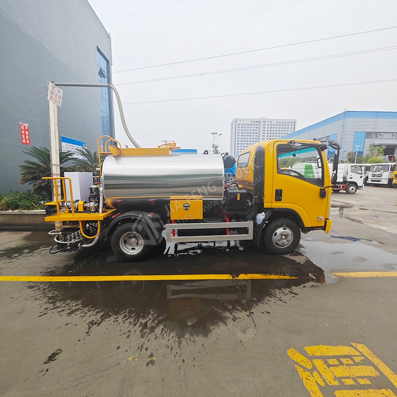Isuzu 4-cubic-meter asphalt sprayer truck