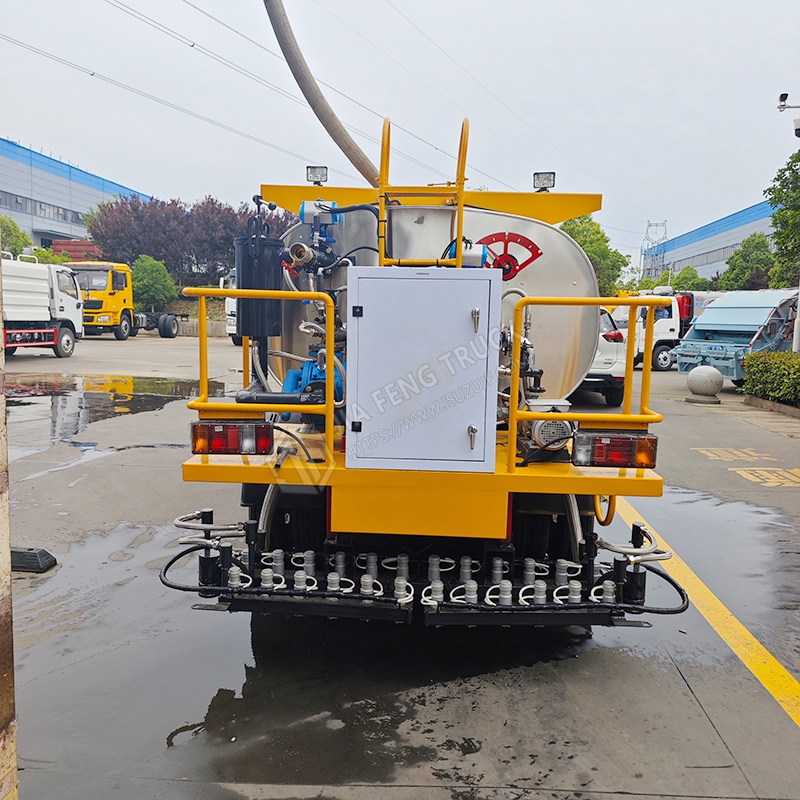 Isuzu 4-cubic-meter asphalt sprayer truck