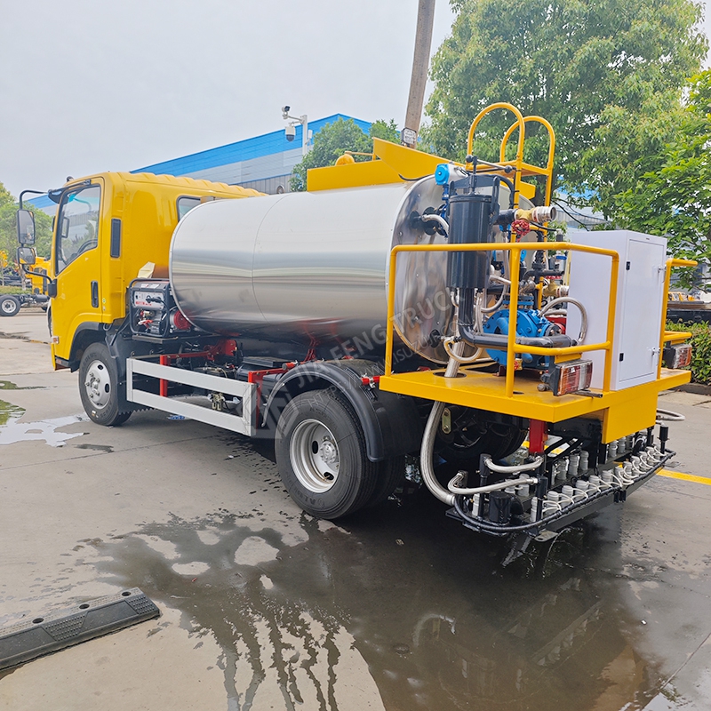 Isuzu 4-cubic-meter asphalt sprayer truck