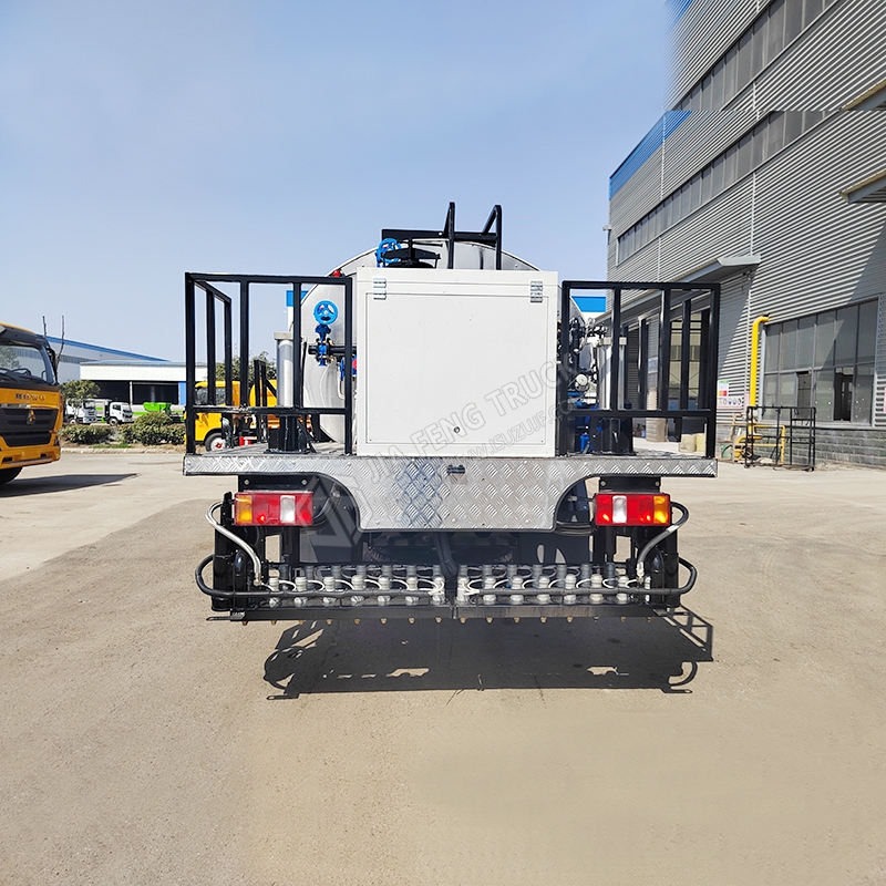 Sinotruk HOWO 4-cubic-meter asphalt spreader truck