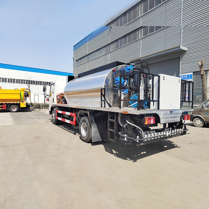 Sinotruk HOWO 4-cubic-meter asphalt spreader truck