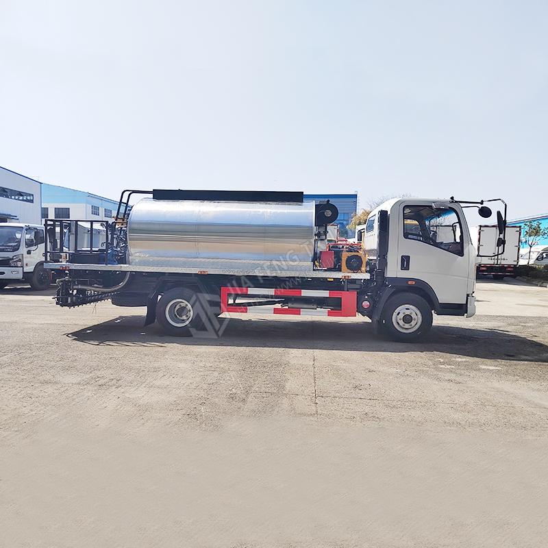 Sinotruk HOWO 4-cubic-meter asphalt spreader truck