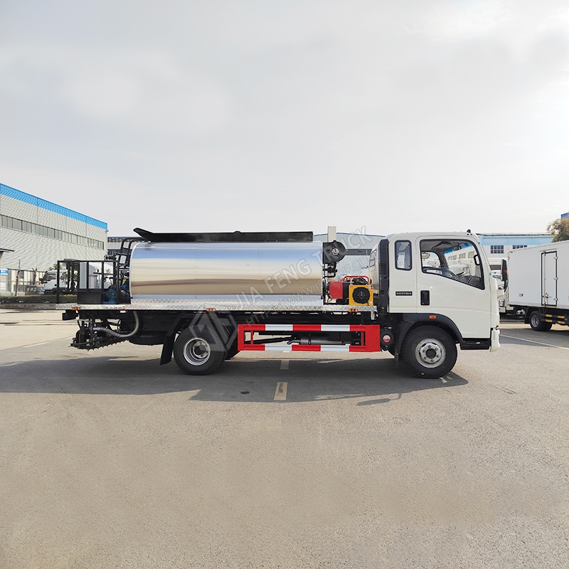 Sinotruk HOWO 8-cubic-meter asphalt spreader truck