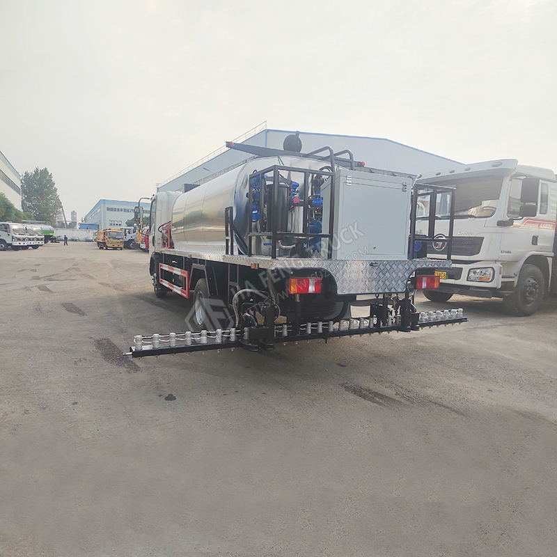 Sinotruk HOWO 8-cubic-meter asphalt spreader truck