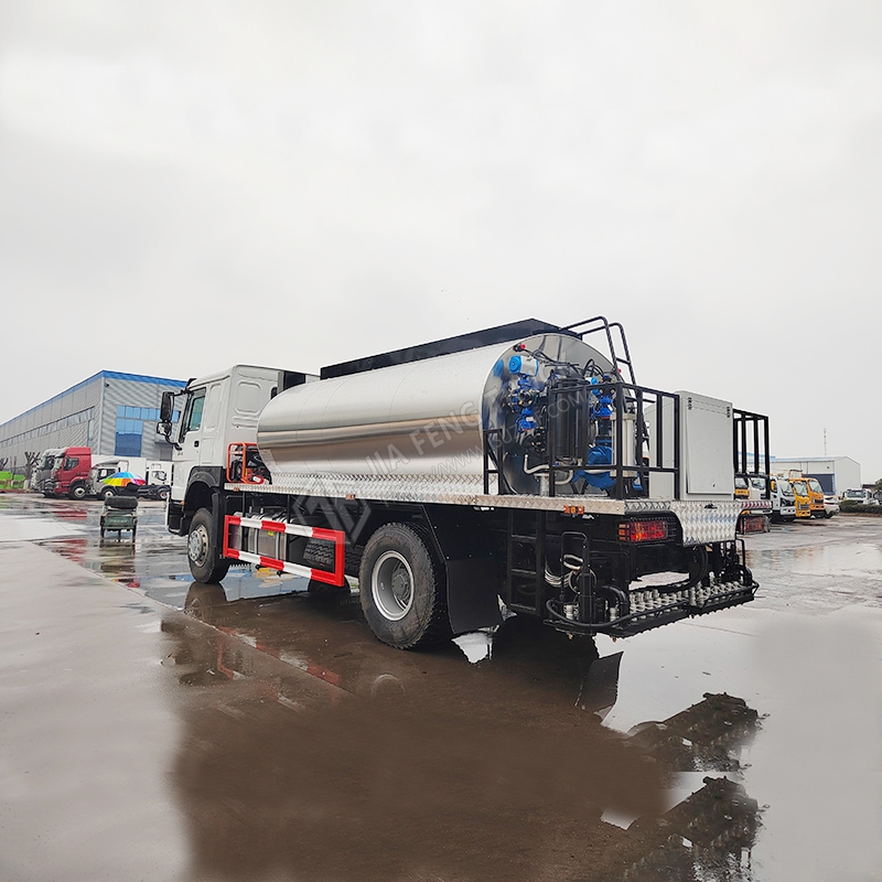 Sinotruk HOWO 12-cubic-meter asphalt spreader truck