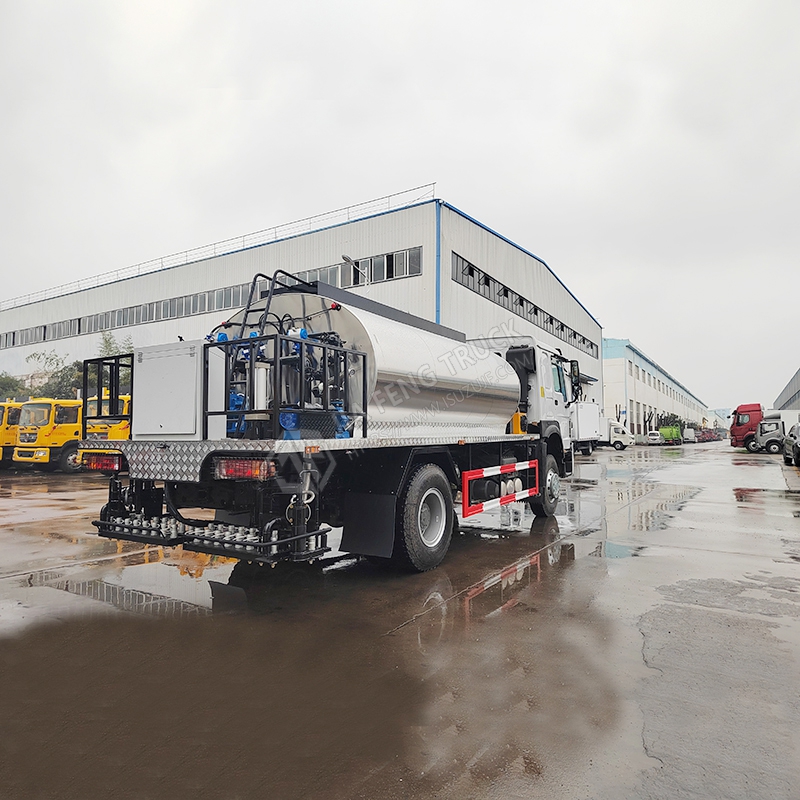 Sinotruk HOWO 12-cubic-meter asphalt spreader truck