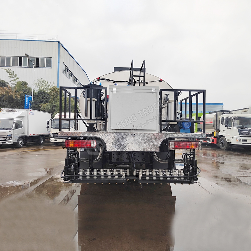 Sinotruk HOWO 12-cubic-meter asphalt spreader truck