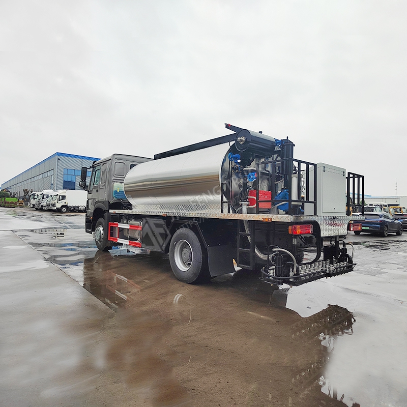 Sinotruk HOWO 12-cubic-meter asphalt spreader truck