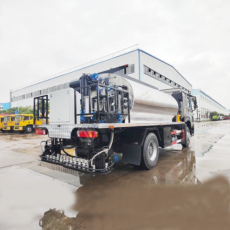 Sinotruk HOWO 12-cubic-meter asphalt spreader truck