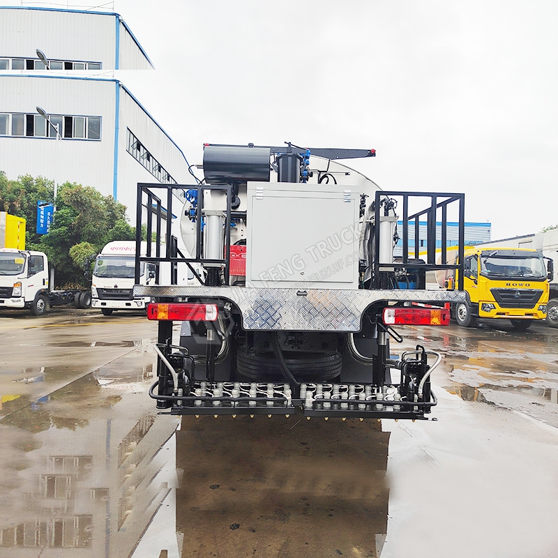 Sinotruk HOWO 12-cubic-meter asphalt spreader truck