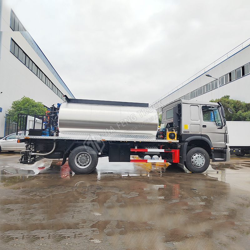 Sinotruk HOWO 12-cubic-meter asphalt spreader truck