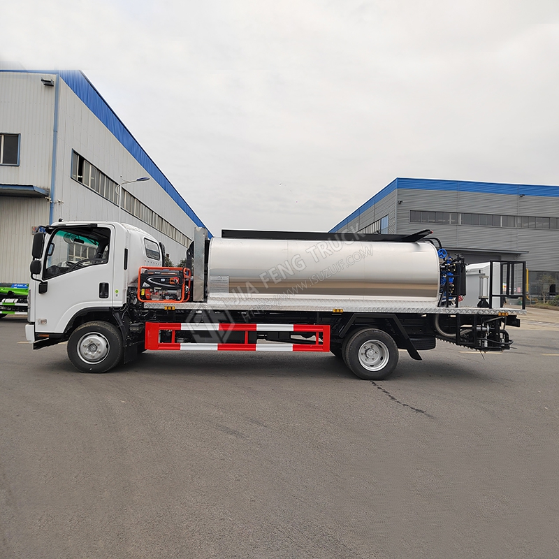 Isuzu 6-cubic-meter asphalt paver