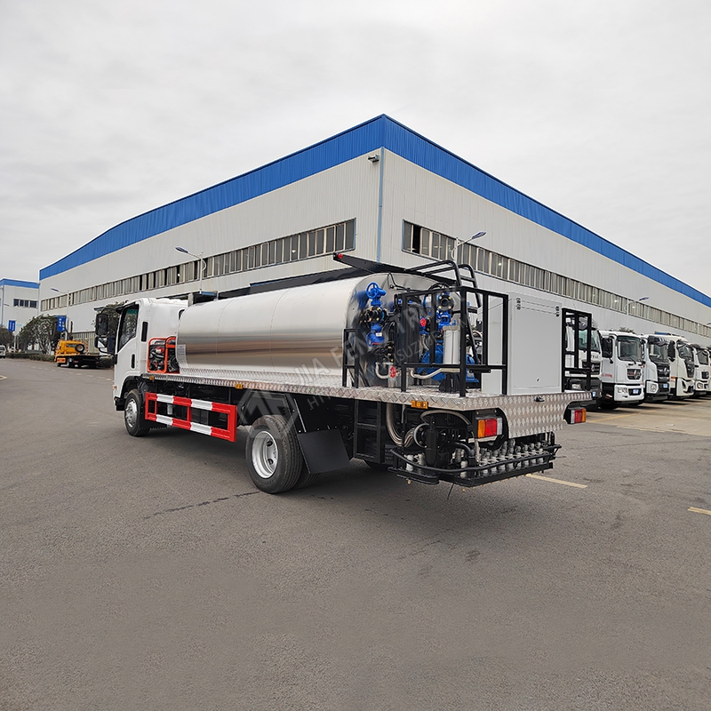 Isuzu 6-cubic-meter asphalt paver