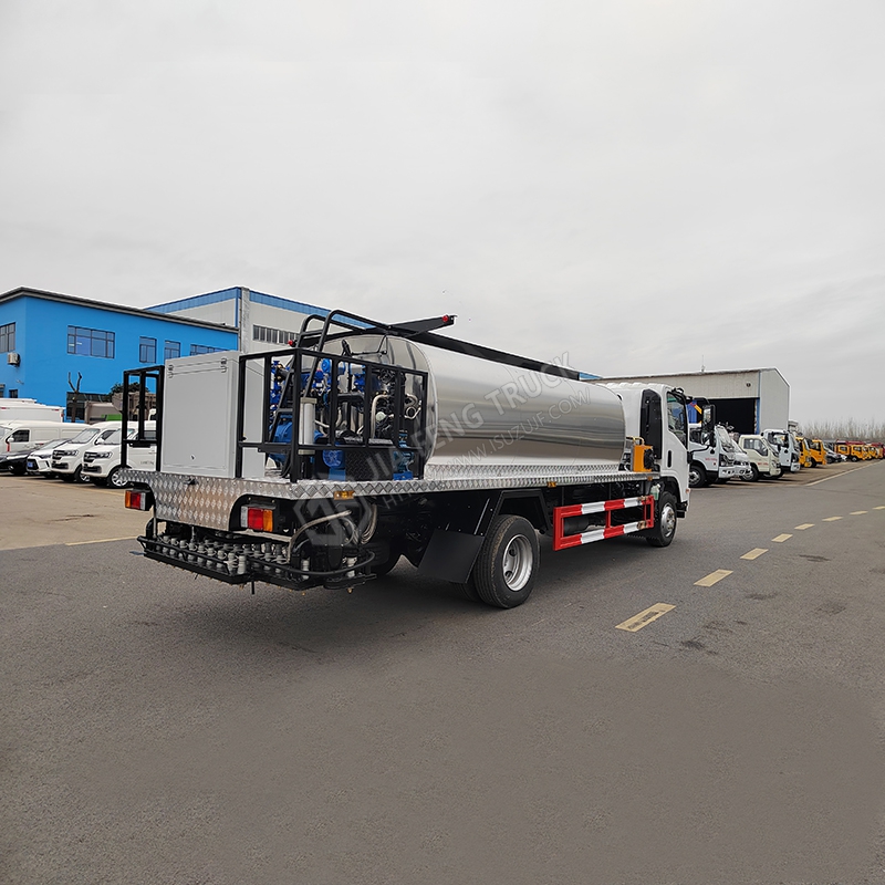 Isuzu 6-cubic-meter asphalt paver